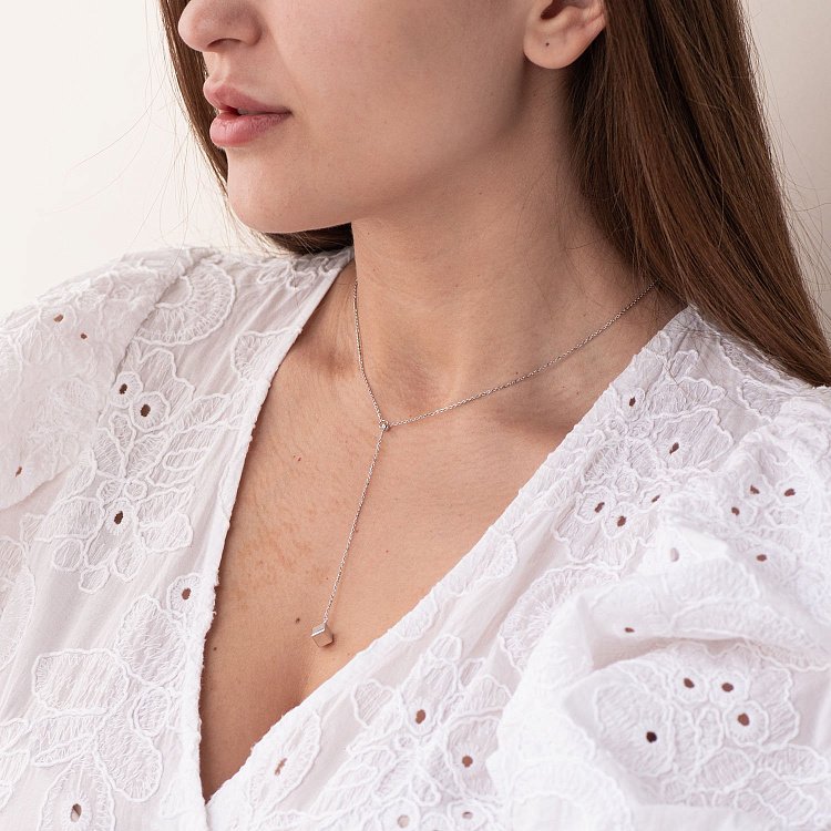 Кольє з кубиком в білому золоті 860355В від ювелірного магазину Онікс - 1