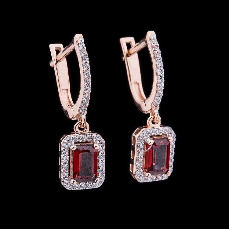 Золотые серьги с пиропом (гранатом) и фианитами с04178 от ювелирного магазина Оникс