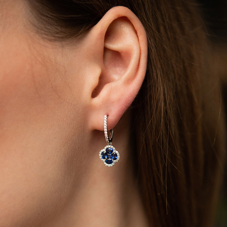 Золотые серьги "Клевер" (бриллианты, сапфиры) сб0553mi от ювелирного магазина Оникс - 1