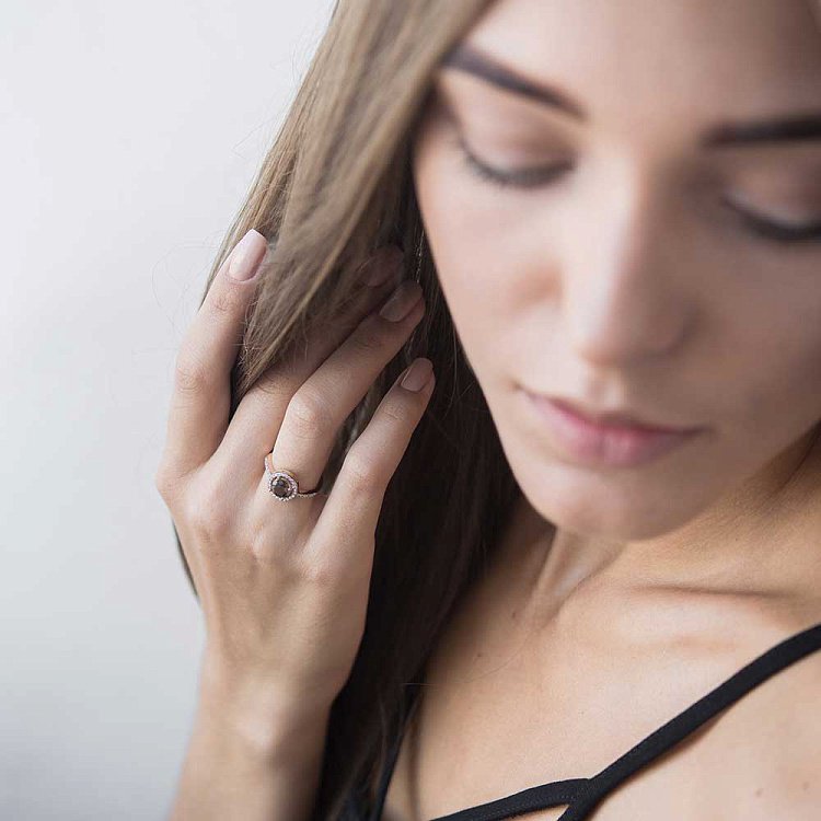 Золотое кольцо с дымчатым кварцем и фианитами к04627 от ювелирного магазина Оникс - 3