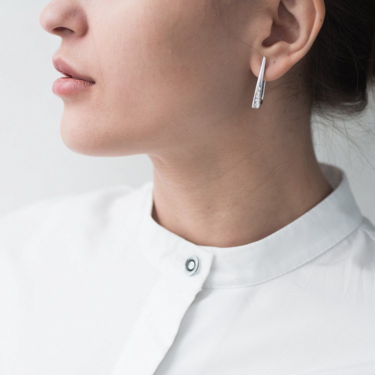 Срібні сережки з фіанітами 122624 від ювелірного магазину Онікс - 1