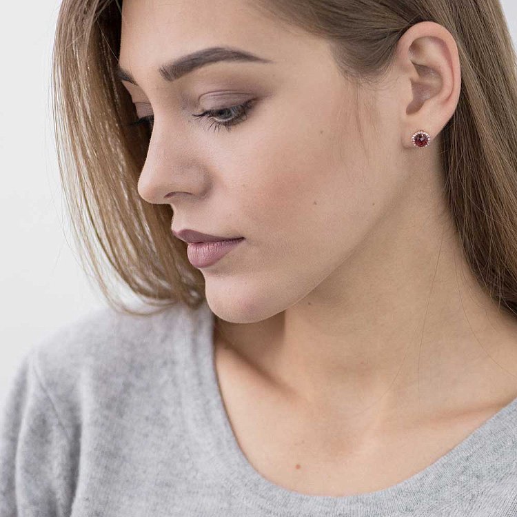 Золотые серьги-пусеты с гранатом и фианитами 14048668а - 2 Золотые серьги-пусеты с гранатом и фианитами 14048668а от ювелирного магазина Оникс - 2