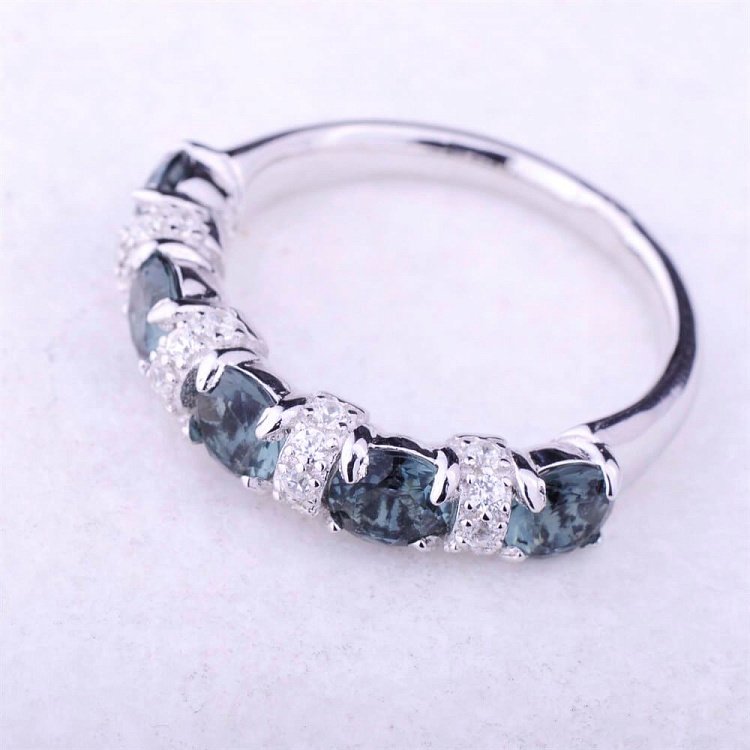 Жіноча каблучка з фіанітами (родій) 111623 від ювелірного магазину Онікс - 1