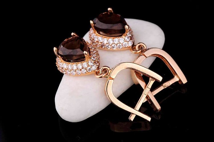 Золотые серьги с дымчатим топазом и фианитами с01683 от ювелирного магазина Оникс - 2