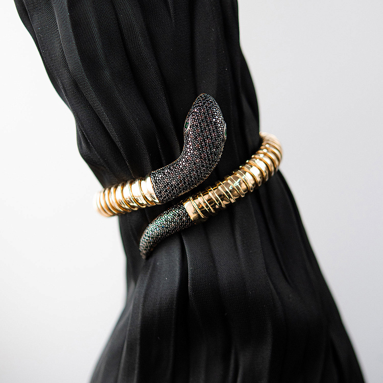 Жорсткий браслет "Змія" у жовтому золоті (фіаніти) б05722 від ювелірного магазину Онікс - 1