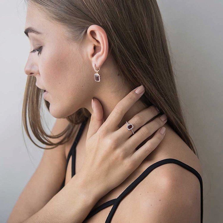 Золотое кольцо с пиропом (гранатом) и фианитами к04639 от ювелирного магазина Оникс - 5