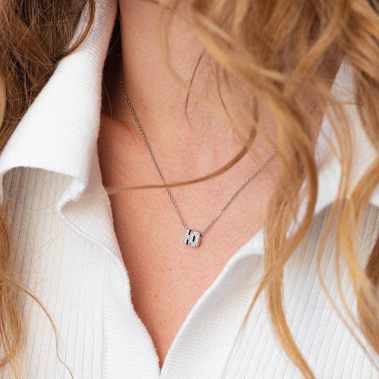 Серебряное колье с буквой "Ю" с фианитами 1103 Ю от ювелирного магазина Оникс - 1