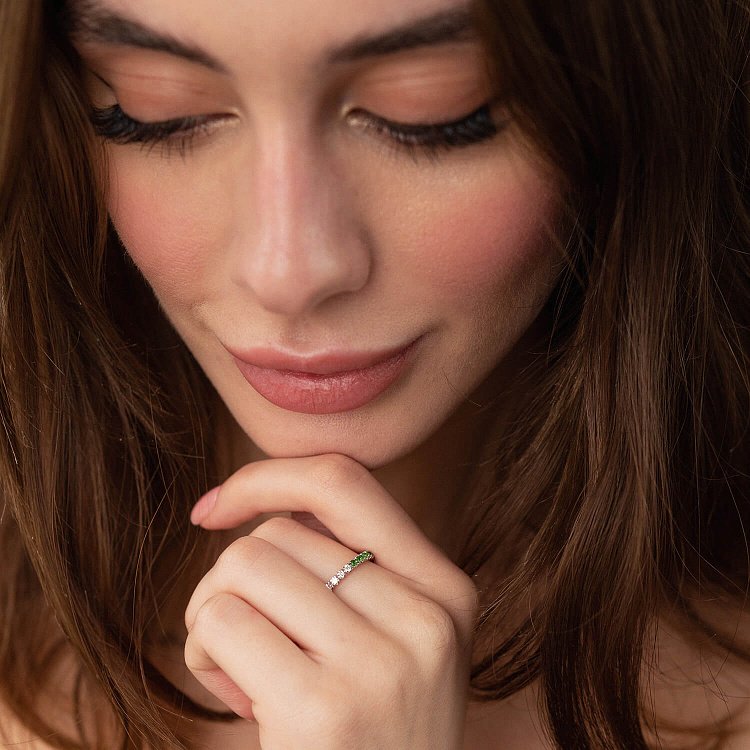 Золота каблучка з діамантами та цаворитами кб0468di від ювелірного магазину Онікс - 1