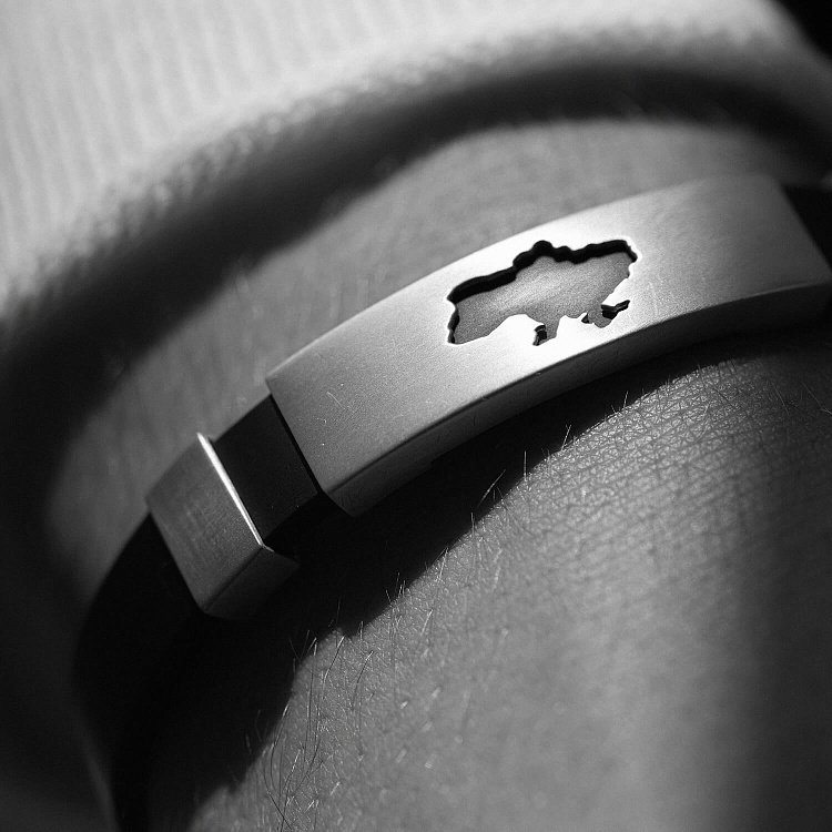 Каучуковый браслет "Карта Украины" с серебряными вставками 1081 от ювелирного магазина Оникс - 1