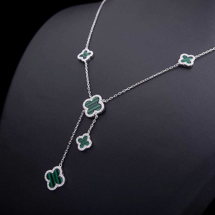 Серебряное колье "Клевер" с фианитами и им. малахита 18338 от ювелирного магазина Оникс - 1