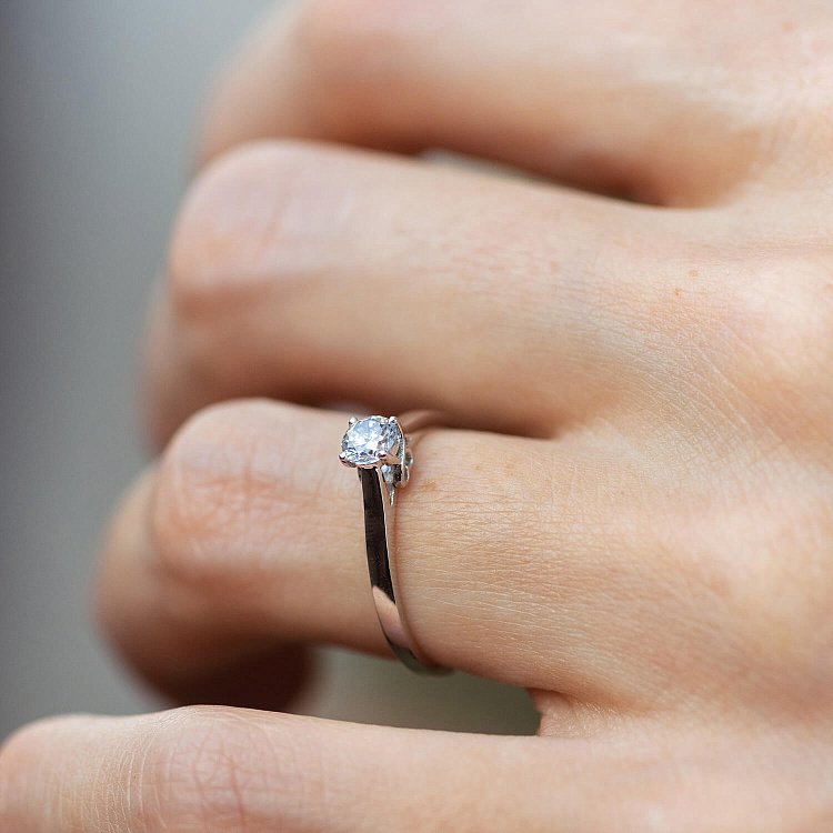 Золота заручальна каблучка з сердечком (фіаніт) к07578 від ювелірного магазину Онікс - 1