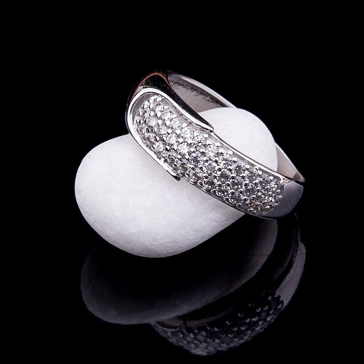 Золотое кольцо с фианитами к04019 от ювелирного магазина Оникс - 1