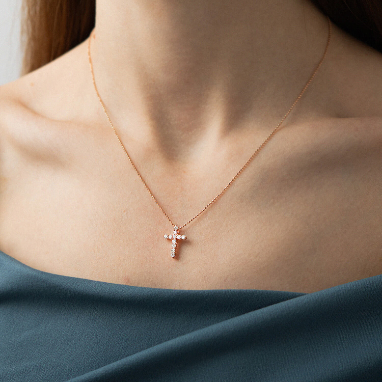 Хрестик у червоному золоті з діамантами пб0357lg від ювелірного магазину Онікс - 1