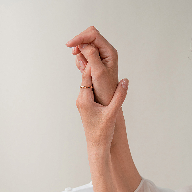 Кольцо "Переплетение" из красного золота к08356 от ювелирного магазина Оникс - 1