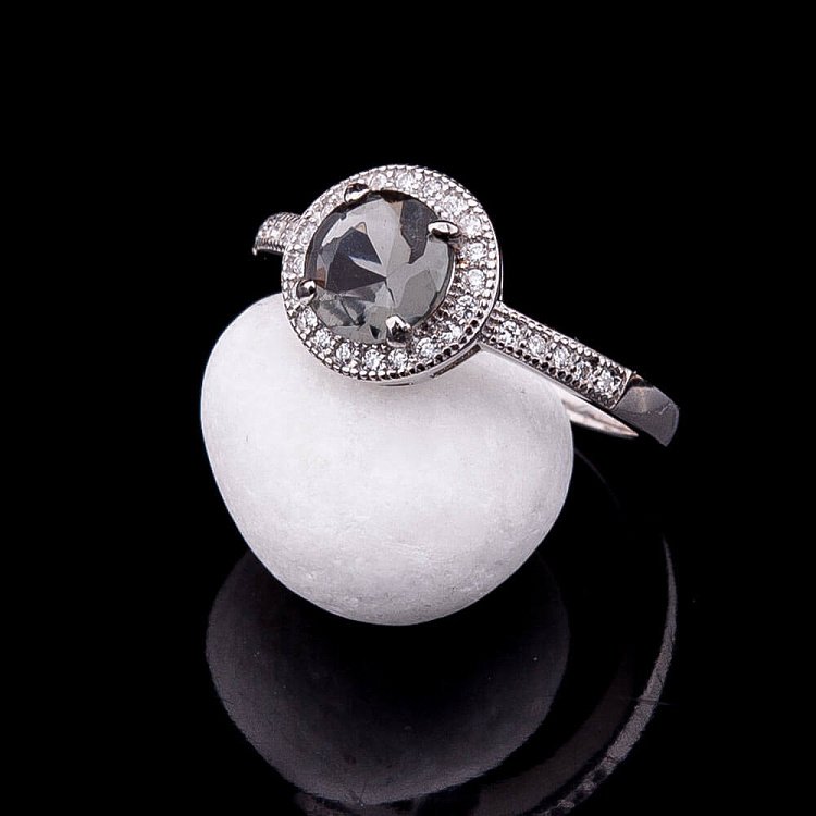 Кольцо с синтетической шпинелью серого цвета к027 от ювелирного магазина Оникс