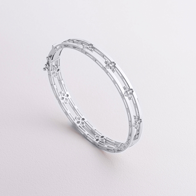 Жорсткий браслет "Конюшина" в білому золоті (фіаніти) б05746 від ювелірного магазину Онікс