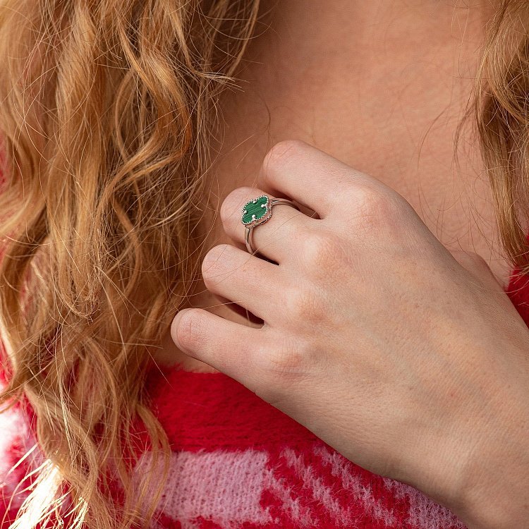 Срібна каблучка "Конюшина" з малахітом 112761 від ювелірного магазину Онікс - 1