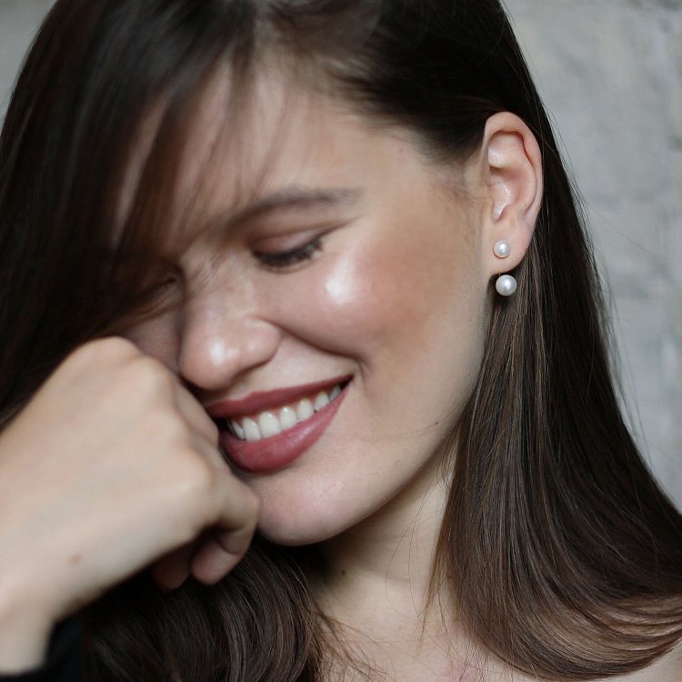 Серебряные серьги - пусеты с жемчугом 122555 от ювелирного магазина Оникс - 2