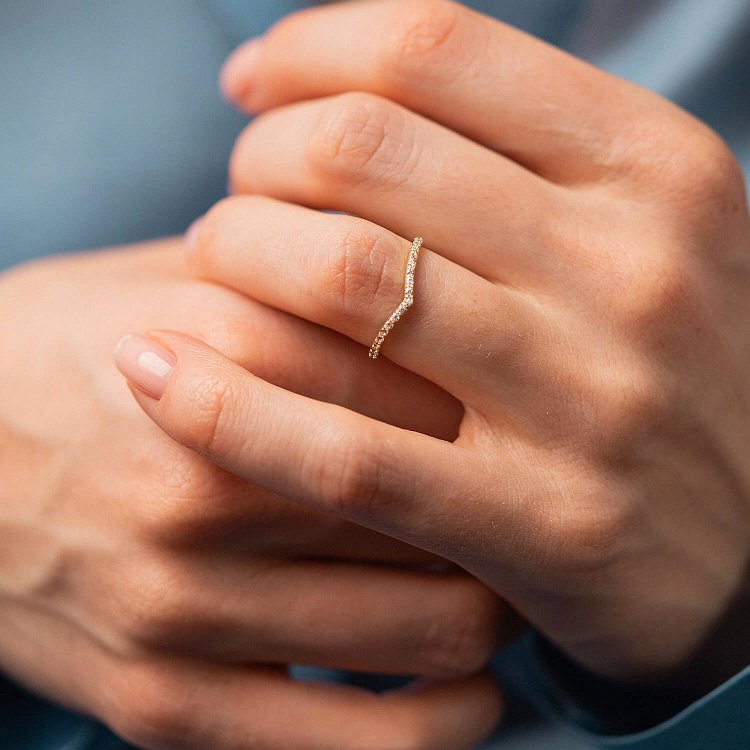 Каблучка "Особлива" з фіанітами (жовте золото) к07467 від ювелірного магазину Онікс - 12