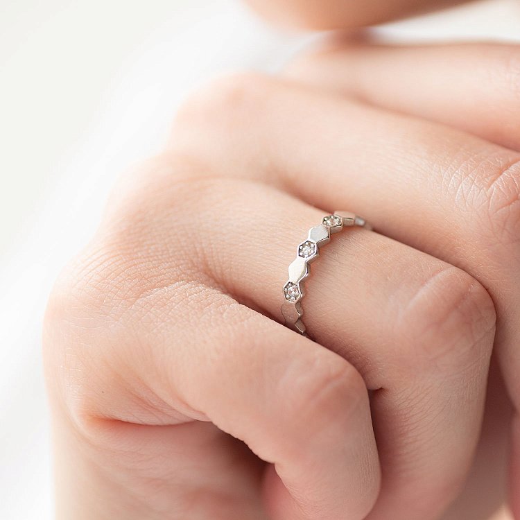 Срібна каблучка "Грані" з фіанітами 112581 від ювелірного магазину Онікс - 2