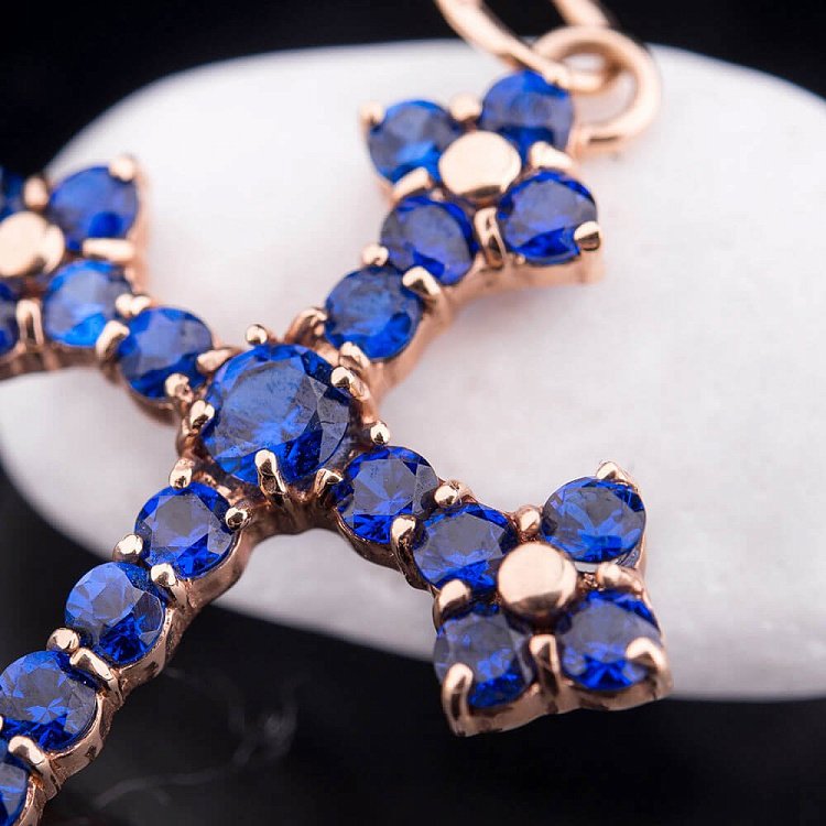 Золотий хрестик з фіанітами п00779 від ювелірного магазину Онікс - 1