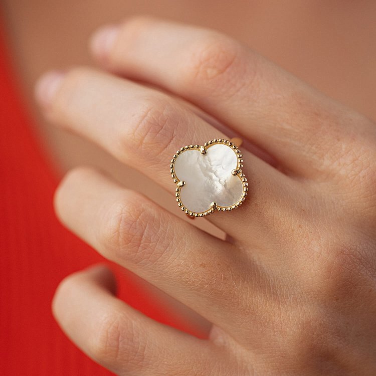 Каблучка "Конюшина" в жовтому золоті (перламутр) к07615 від ювелірного магазину Онікс