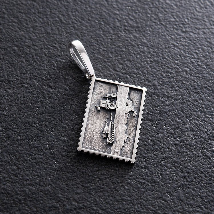 Срібний кулон "Герой на тракторі. Слава Україні" 1005 від ювелірного магазину Онікс - 3