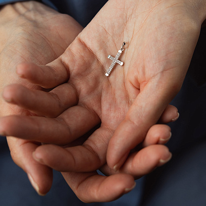 Крестик в белом золоте (фианиты) п04053 №2