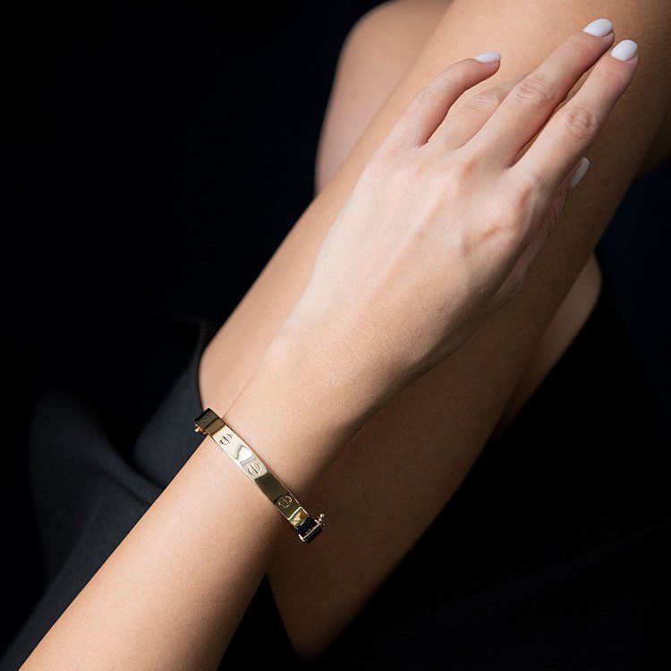 Браслет Love из желтого золота (0.8 см) б04589 от ювелирного магазина Оникс - 1