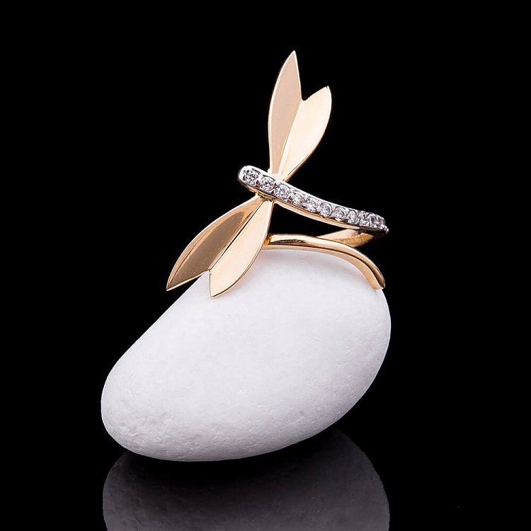 Золотое кольцо с фианитами к03251 от ювелирного магазина Оникс - 1