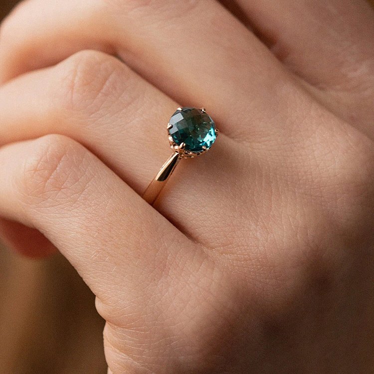 Кольцо в красном золоте (зеленый кварц) к4748кв от ювелирного магазина Оникс - 1