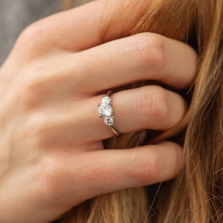 Срібна заручальна каблучка з фіанітами 112189 від ювелірного магазину Онікс - 1