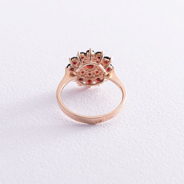 Золота каблучка з піропом (гранатом) к04622 від ювелірного магазину Онікс - 2