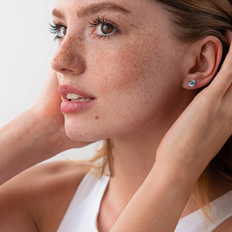 Золотые серьги-пусеты с голубым топазом с02404 от ювелирного магазина Оникс - 1