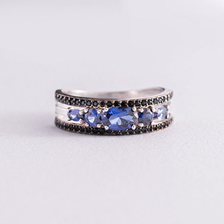 Срібна каблучка з сапфірами і фіанітами 1362/1р-HSPH Срібна каблучка з сапфірами і фіанітами 1362/1р-HSPH від ювелірного магазину Онікс