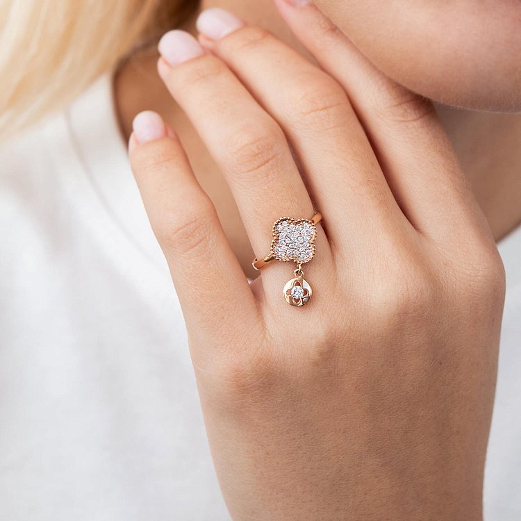 Золота каблучка з фіанітами "Конюшина" к04925 - 1 Золота каблучка з фіанітами "Конюшина" к04925 від ювелірного магазину Онікс - 1