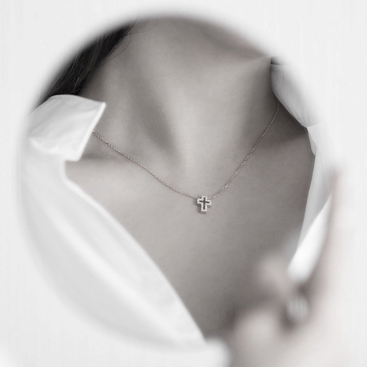 Золоте кольє "Хрестик" з діамантами 104-10030 від ювелірного магазину Онікс - 3