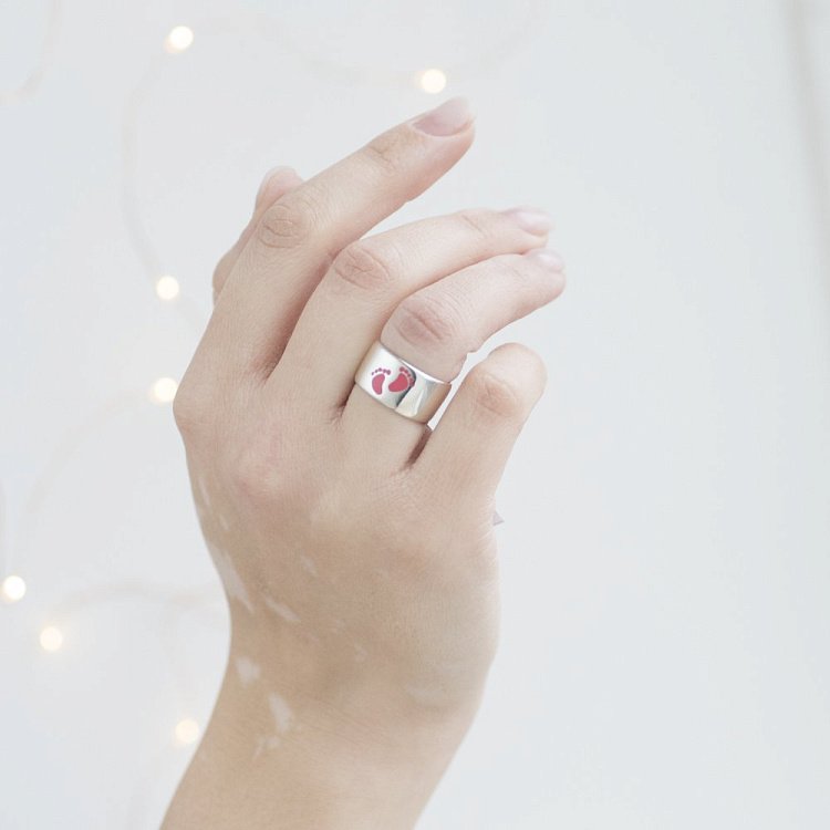 Серебряное кольцо "Ножки младенца", эмаль 112003 от ювелирного магазина Оникс - 4