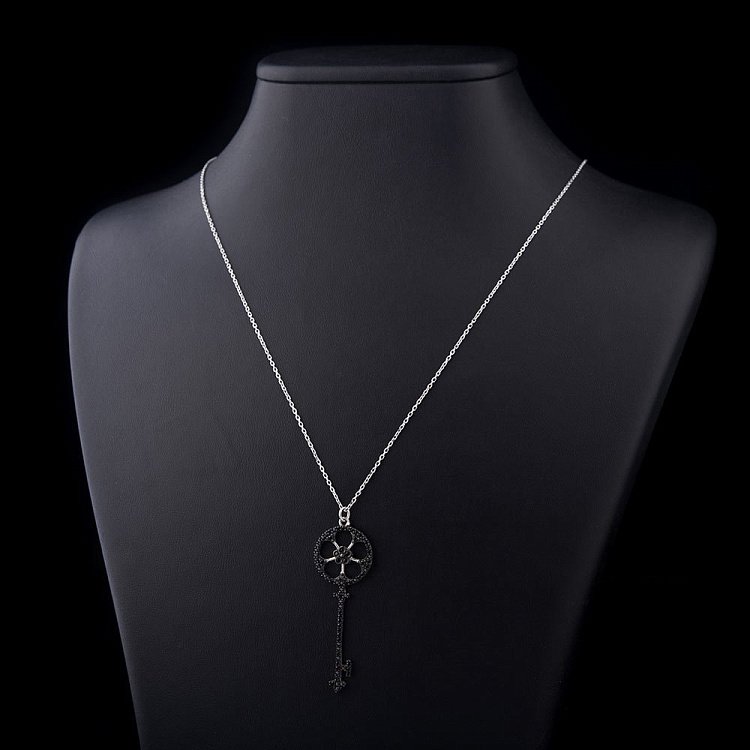 Серебряное колье "Ключик" с черными фианитами 18469 от ювелирного магазина Оникс - 1