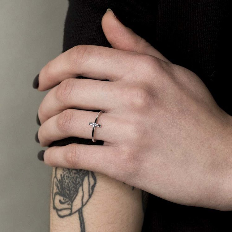 Серебряное кольцо "Крестик" с эмалью 112026 - 2 Серебряное кольцо "Крестик" с эмалью 112026 от ювелирного магазина Оникс - 2