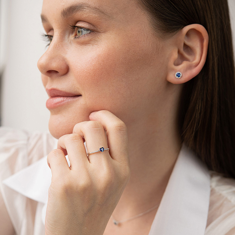 Золота каблучка "Сердечко" з діамантами і сапфіром кб0625ca від ювелірного магазину Онікс - 4