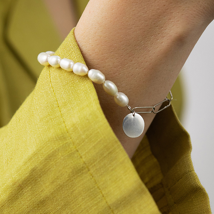 Срібний браслет "Монетка" з перлами 905-01436 від ювелірного магазину Онікс - 4