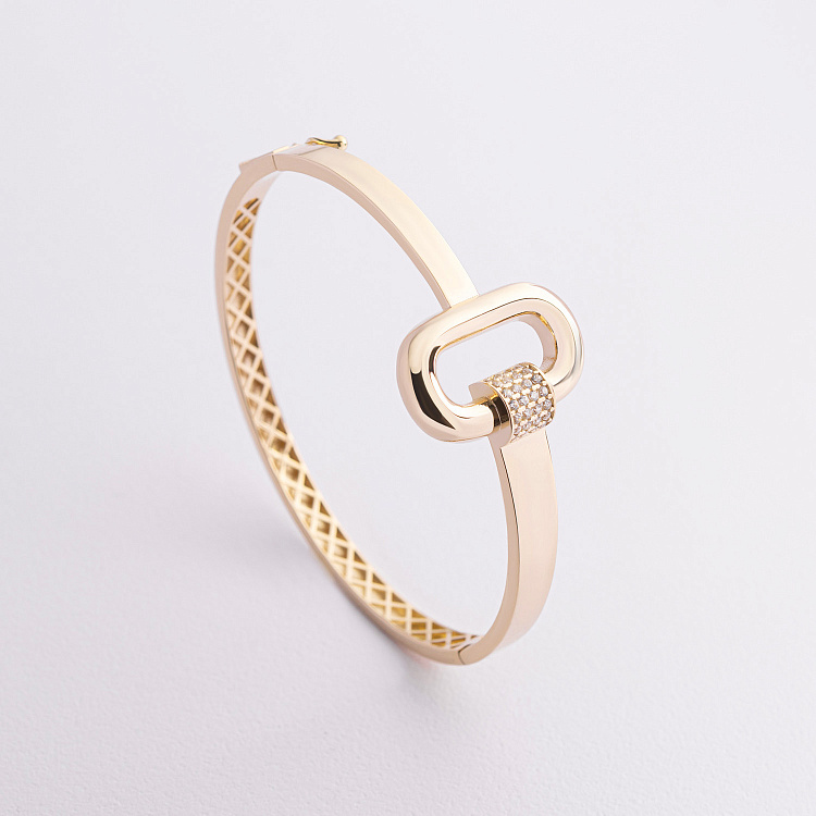 Жесткий браслет "Alice" в желтом золоте (фианиты) б05747 от ювелирного магазина Оникс