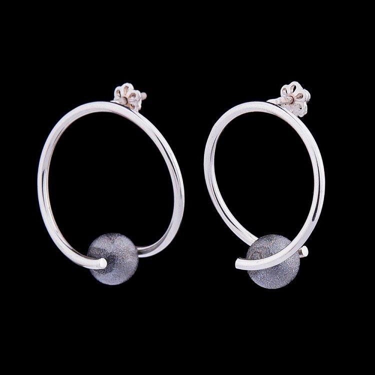 Сережки-кільця з кульками 12903 від ювелірного магазину Онікс