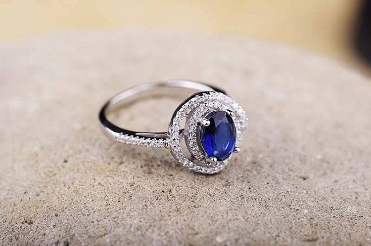 Каблучка (синтетична шпінель, фіаніти) к04 від ювелірного магазину Онікс - 1