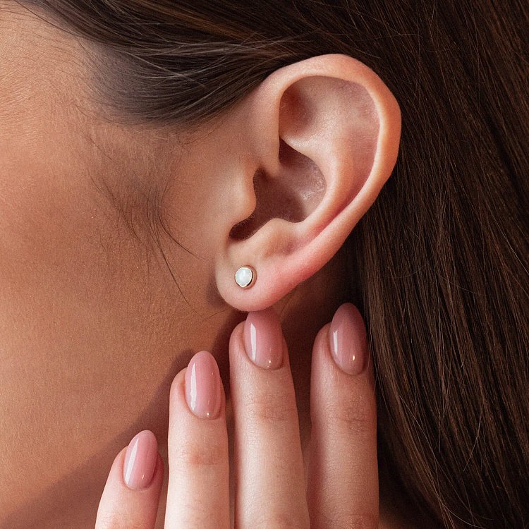 Золоті сережки-пусети "Сяйво" (синт. опал) 5 мм с06329 від ювелірного магазину Онікс - 1