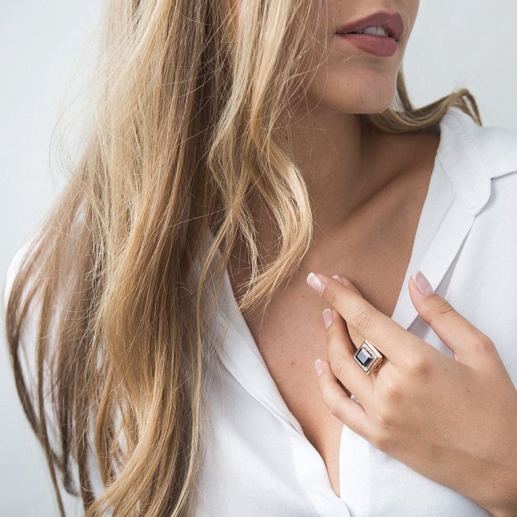 Ексклюзивна золота каблучка (альмандин, фіаніти) к03370 від ювелірного магазину Онікс - 6