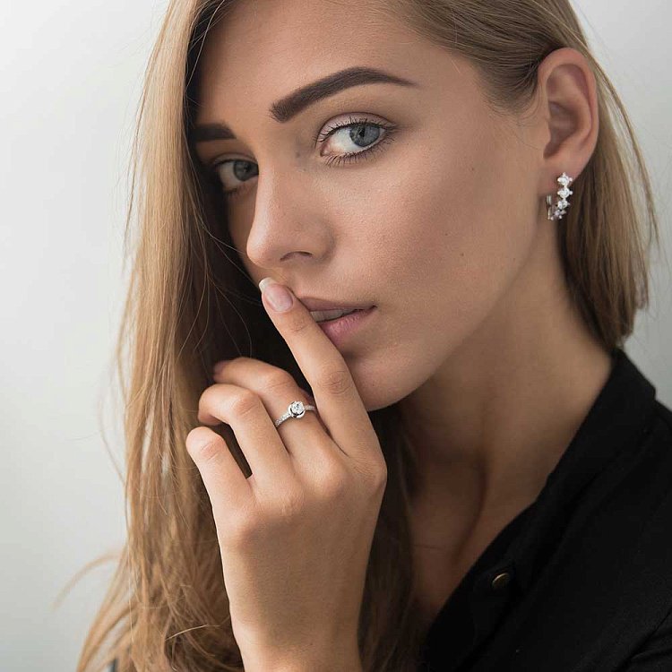 Золота каблучка з фіанітами к04557 від ювелірного магазину Онікс - 4