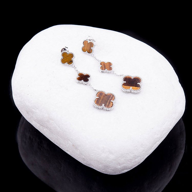 Серебряные серьги  "Клевер" с тигровым глазом 121681 от ювелирного магазина Оникс - 1