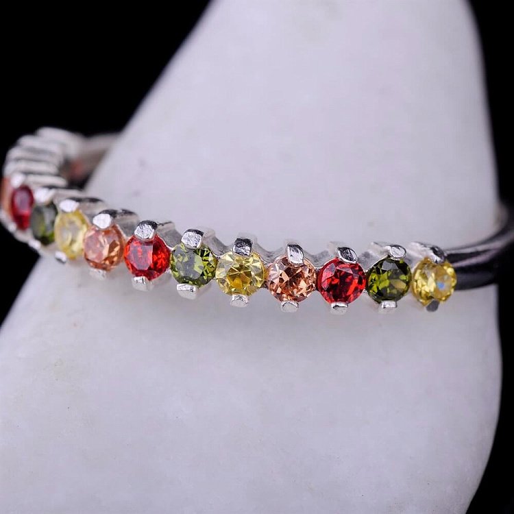 Срібний перстень з фіанітами 111577 від ювелірного магазину Онікс - 2